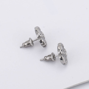 Pendientes florales de acero de titanio para mujer, joyería de moda, diseño elegante de flores, pendientes pequeños, Color plateado - Product Image 3