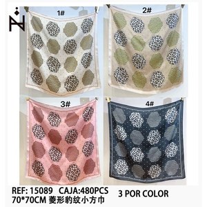 Foulard Quadrato Piccolo con Motivo a Diamanti e Stampa Leopardata 70x70cm, Accessorio di Moda per Donne - Product Image 3
