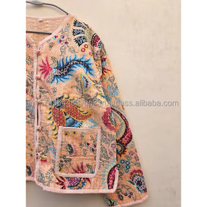 Chaqueta Reversible Acolchada de Algodón Gudri Kantha Hecha a Mano con Patrón Floral Ecológico y Encanto Bohemio, Arte Vestible Cómodo - Product Image 5