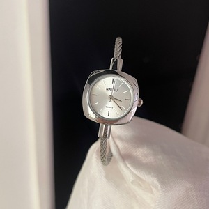 Montre à quartz de luxe de haute qualité pour femme, bracelet carré, élégante et compacte, bracelet en métal tressé - Product Image 2