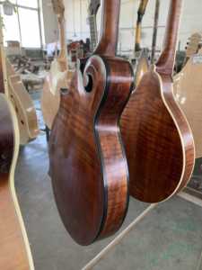 Mandolina de Lujo Personalizada MF5 Octave, Fondo y Lados de Arce Flameado Sólido, Puente y Diapasón de Ébano - Product Image 3