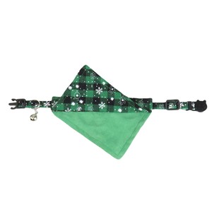 Pañuelo Reversible para Gato con Estampado Navideño a Cuadros, con Campana, Diseño de Copos de Nieve Verdes y Rojos, Accesorio para Mascotas para las Fiestas de Invierno - Product Image 3
