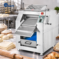 Machine industrielle automatique de pressage et de laminage de pâte pour emporte-pièces à raviolis, idéale pour la production de nouilles, crêpes, pains et autres produits alimentaires en usine.