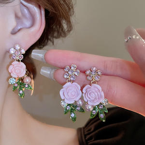 Toptan reçine çiçek elmas inci küpe ve kolye seti moda ve rustik tarzı köprükemiği zincir kolye - Product Image 5