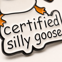 Broche personnalisée moderne et humoristique en émail dur avec motif d'oie et slogan certifié, épingle de collection en métal moulé sous pression plaqué avec logo personnalisé pour