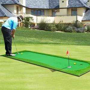 屋内と屋外用のグリーンマットを置く大規模なプロのゴルフ練習