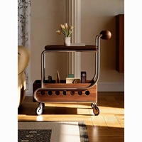 Table basse mobile à déplacement latéral en bois massif de begonnie avec plateau, panier de rangement, cadre en acier inoxydable poli et chariot à boissons sur roulettes