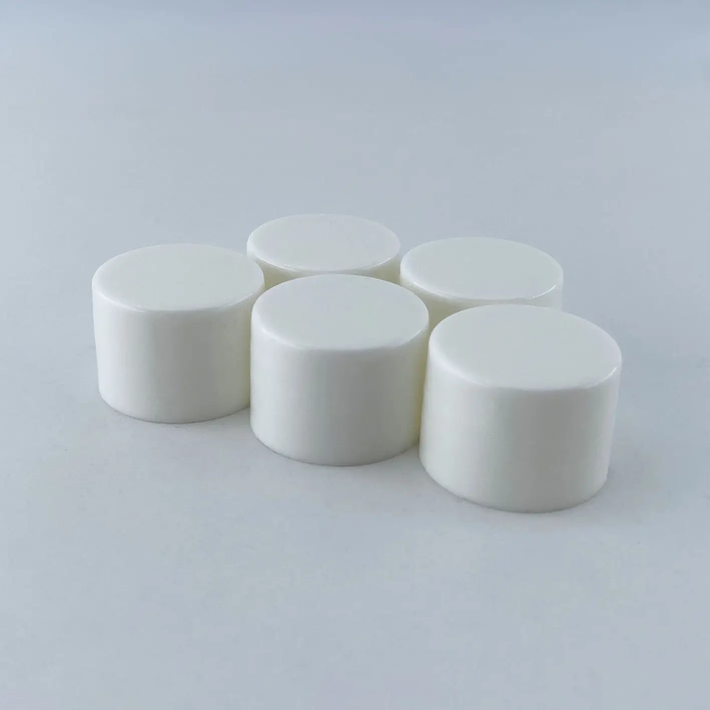20/410 Smooth Bottle Caps Glossy Customized Colours 20 MM Screw Caps Plastic Bottle Free Sample Screw Cap