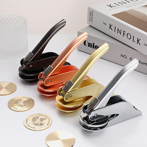 Alicates de grabado en relieve con marco de metal redondo para hacer sellos con accesorios de clip - Product Image 1