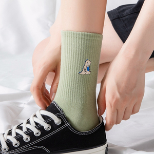 Chaussettes de mode pour femmes avec logo personnalisé pour l'hiver Chaussettes unisexes chaudes avec broderie de dessins animés de dinosaures pour femmes heureuses - Product Image 3
