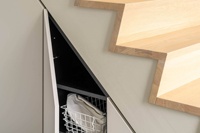 Armoire de rangement sous escalier sur mesure avec four encastré et penderie dissimulée, design en panneaux de bois