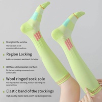 Nouvelles chaussettes de compression montantes en tricot pour femmes, avec revers antidérapant, idéales pour le sport, la barre, le yoga et le pilates – Collection 2026