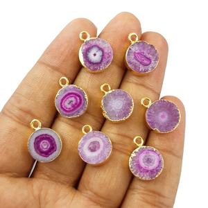 De color rosa cuarzo Solar electrochapada oro 13-14mm redondo colgante en forma de - Product Image 1