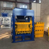 Ligne de production entièrement automatique de blocs de béton pour pavés creux emboîtables dans l'industrie des matériaux de construction au Pérou