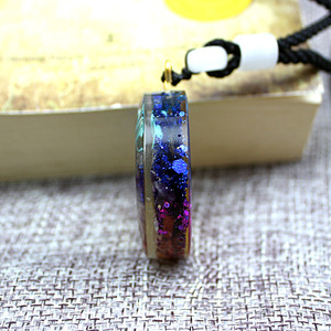 Collier pendentif en résine cristalline, géométrique, avec serti rond, pour usage quotidien, unisexe, fabriqué à Lianyungang - Product Image 4