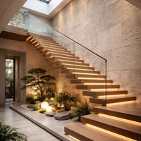 Escalier flottant avec supports cachés et marches en noyer massif pour un design d'intérieur minimaliste et moderne