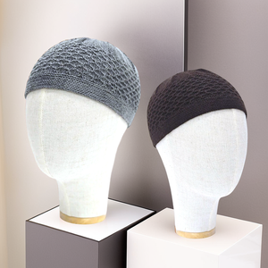 Bonnet Kopiah Kufi en tricot pour hommes musulmans Broderie moderne personnalisée en fils multicolores - Product Image 1