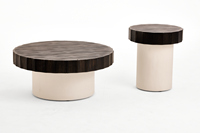 Table d'appoint ronde moderne et compacte en contreplaqué de pin avec plateau en micro-ciment et bord en bois cannelé pour salon