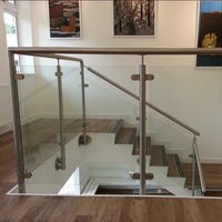 Balustrade en aluminium et verre au design moderne avec poteaux ronds pour escalier intérieur et barrière de sécurité pour mezzanine