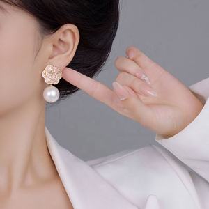 Boucles d'oreilles clous personnalisées en cuivre doré avec grosses perles, design floral géométrique simple et élégant, cadeau parfait, très prisées - Product Image 6