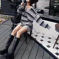 Pull rayé oversize à col en V avec ourlet effiloché |   Pull en tricot confortable et chic pour femme, idéal pour les superpositions d'automne et d'hiver