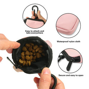 Bolsa bandolera de nailon con logotipo personalizado para caminar para perros, bolsa pequeña para golosinas, dispensador de caca y aperitivos para mascotas, soporte para bolsa - Product Image 3