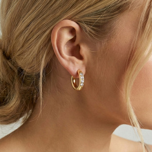 Boucles d'oreilles créoles petites en acier inoxydable plaqué or 18 carats avec 4 pierres rondes en zircon cubique serties en canal, bijoux de haute qualité pour femmes - Product Image 2