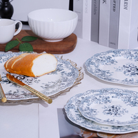Service de table en porcelaine bleue avec bordures en dentelle et décorations florales, service de table en céramique sur mesure pour les mariages