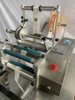 Machine d'étiquetage autocollante ESKO avec écran tactile PLC pour bouteilles en verre, en plastique, en métal et pots cosmétiques
