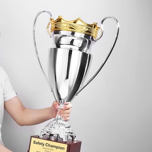 Trofeos de Fútbol, Baloncesto y Fútbol Americano Personalizados Oneway - Diseño Moderno Antiguo en Aleación de Zinc Dorado con Logotipo Personalizado - Product Image 1