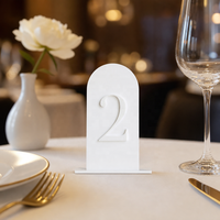 Numéros de table de mariage en forme d'arche givrée avec supports panneaux en acrylique et supports, parfaits pour la décoration