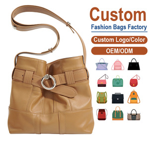 Bolso de Hombro de Cuero de Grano Completo Más Vendido con Solapa Plisada, Correa Estilo Cinturón y Anillo en O Plateado Grande, Logotipo Personalizado Disponible - Product Image 1