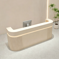 Comptoir de réception contemporain en panneaux cannelés crème, style minimaliste, avec éclairage LED, pour salon de beauté