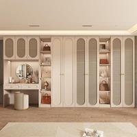 Armoire moderne en bois massif et rotin avec miroir de vanité intégré et étagères ouvertes pour le rangement de la chambre principale