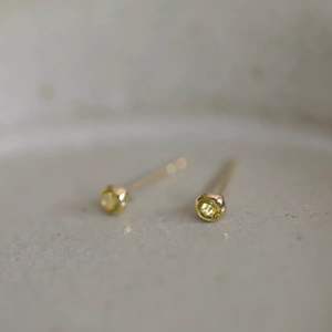 UM JEWELRY - Pendientes de Botón de Plata de Ley 925 Chapados en Oro, con Circonita Solitaria en Bisel, para Niños, Regalo de Compromiso, Fiesta, Boda - Product Image 3