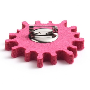 Insignia Bordada con Logotipo Personalizado, Botón de Plástico, Insignia de Fieltro Rosa, Clip para Insignia, Pin de Seguridad - Product Image 5