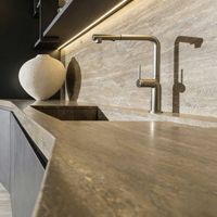 Ensemble de meubles de cuisine modulaires modernes et durables en acier inoxydable avec finition laquée, robinet, charnières, éclairage LED et évier écologique