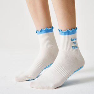 Chaussettes de yoga à volants antidérapantes, idéales pour le ballet, le fitness, la broderie et le Pilates - Product Image 1