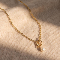 Collier chaîne trombone en or PVD 18 carats délicat avec fermoir OT et pendentif perle d'eau douce, bijou minimaliste pour femme au quotidien