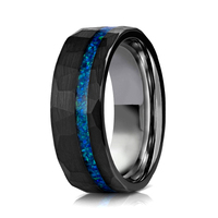 Vente en gros d'alliances de fiançailles plaqué noir IP pour hommes et femmes Bague en carbure de tungstène martelé avec incrustation d'opale bleue