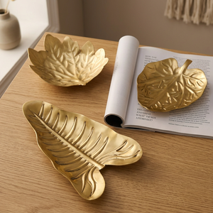 Assiettes décoratives en forme de feuille dorée, faites à la main, motif végétal en métal, design moderne - Product Image 6
