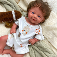 Poupée Reborn en Silicone Vivienne de 17 pouces, Cheveux Bouclés Bruns, Peau Fine, Lignes de Pieds Réalistes pour Exposition Artistique Professionnelle