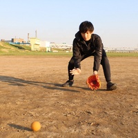 Boule de baseball en caoutchouc, noir, jaune, terre