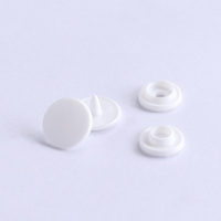 Bouton-pression en plastique PP personnalisé noir et blanc de haute qualité, durable et coloré, en 4 parties, pour vêtements