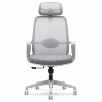 Chaise de bureau ergonomique moderne en maille grise avec dossier haut, assise rembourrée, accoudoirs, mécanisme réglable, base à cinq étoiles et roulettes