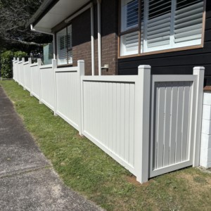 Clôture d'intimité en <span class=keywords><strong>PVC</strong></span> <span class=keywords><strong>beige</strong></span> clair, personnalisable, recouverte de vinyle, sûre pour les jardins et les maisons – Prix de gros - Product Image 1