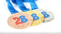 Médailles en métal plaqué or modernes gravées sur mesure pour les événements sportifs de marathon, course à pied 5K/10K, cyclisme, athlétisme, karaté