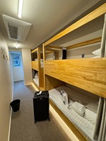 KSL Nouvelle tendance Lit superposé compact à capsules avec escalier en bois Auberge de jeunesse Lit superposé Étagère de rangement intérieure et prise