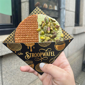 Caja de Papel Crepé Biodegradable Roja y Negra con Logotipo Impreso Personalizado, Embalaje Triangular para Llevar, Soporte para Conos de Waffle - Product Image 3