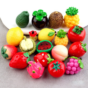 Al por mayor: Dijes de resina 3D de fresa, mini colgantes de resina para llavero, modelos de supermercado en miniatura para casa de muñecas DIY, estilo caricatura - Product Image 2